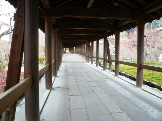 通天橋の歩廊内部の写真